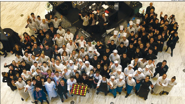 Fotografia de: L’Escola d'Hoteleria del CETT col·labora en el Sopar del Català de l'Any | CETT